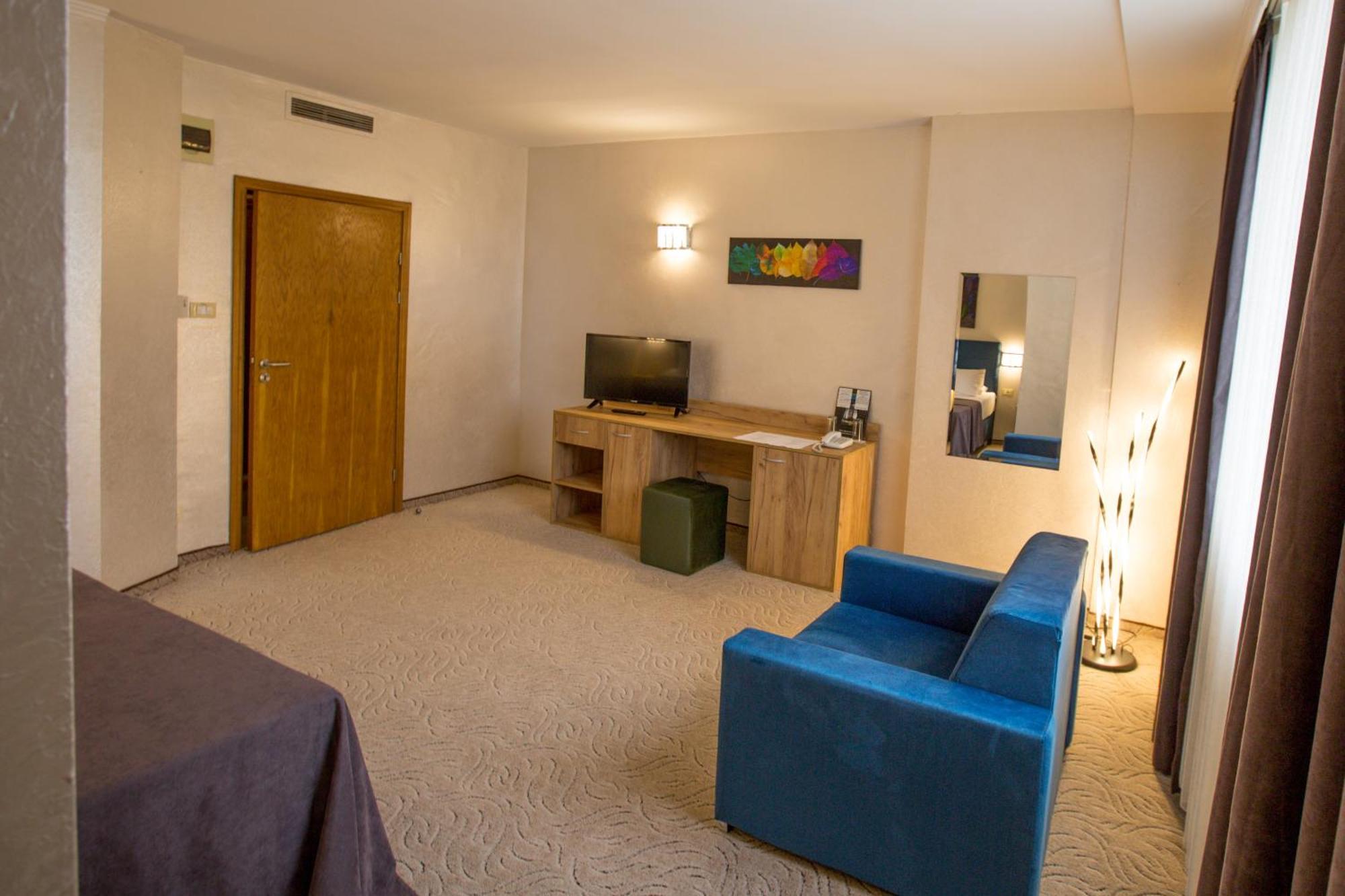 Terra Europe Brontes Hotel Tărgovište Exteriér fotografie