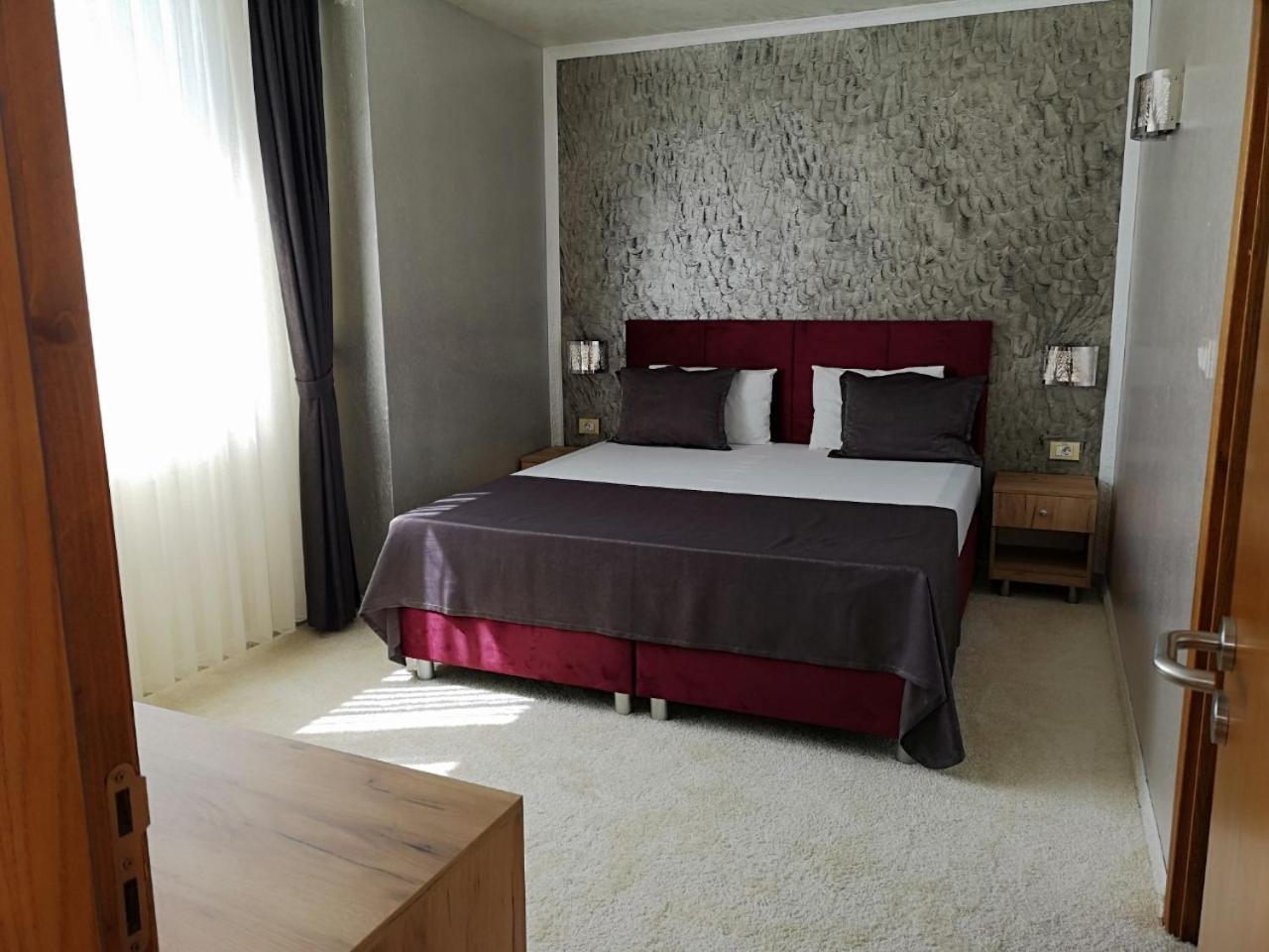 Terra Europe Brontes Hotel Tărgovište Exteriér fotografie