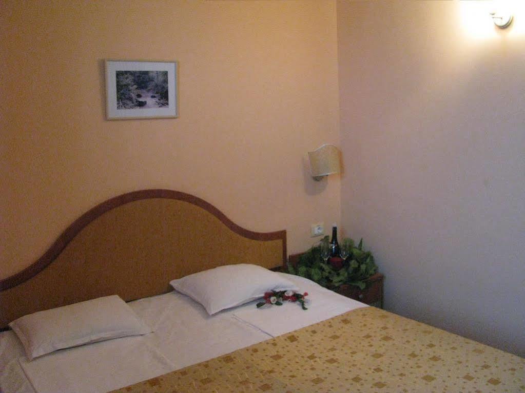 Terra Europe Brontes Hotel Tărgovište Exteriér fotografie