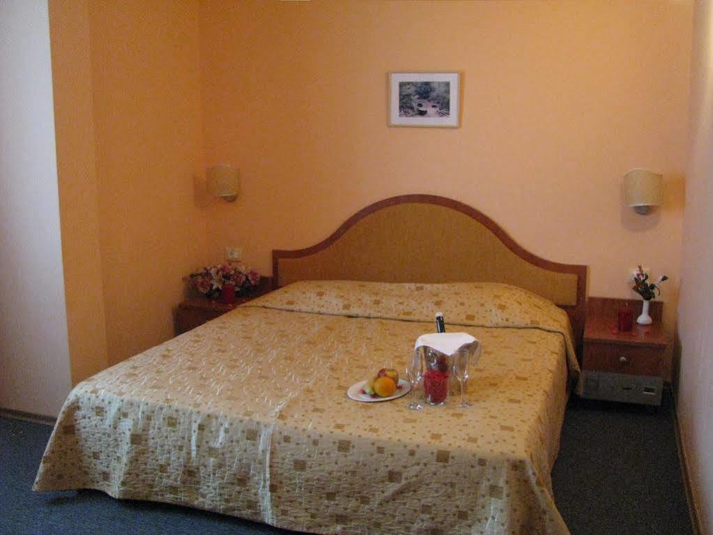 Terra Europe Brontes Hotel Tărgovište Exteriér fotografie