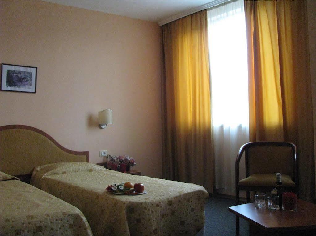 Terra Europe Brontes Hotel Tărgovište Exteriér fotografie