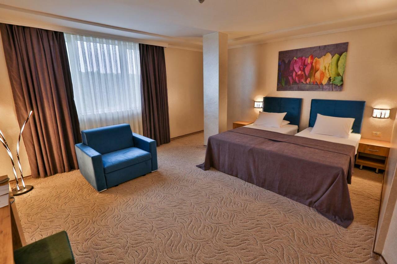 Terra Europe Brontes Hotel Tărgovište Exteriér fotografie