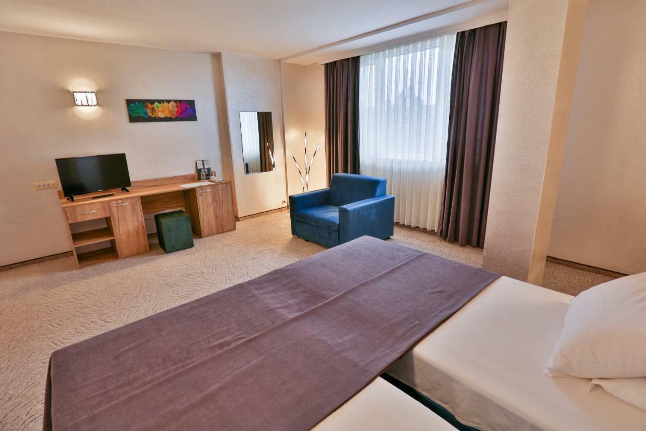 Terra Europe Brontes Hotel Tărgovište Exteriér fotografie