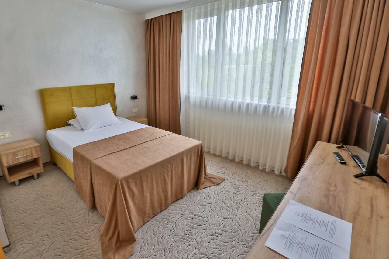 Terra Europe Brontes Hotel Tărgovište Exteriér fotografie